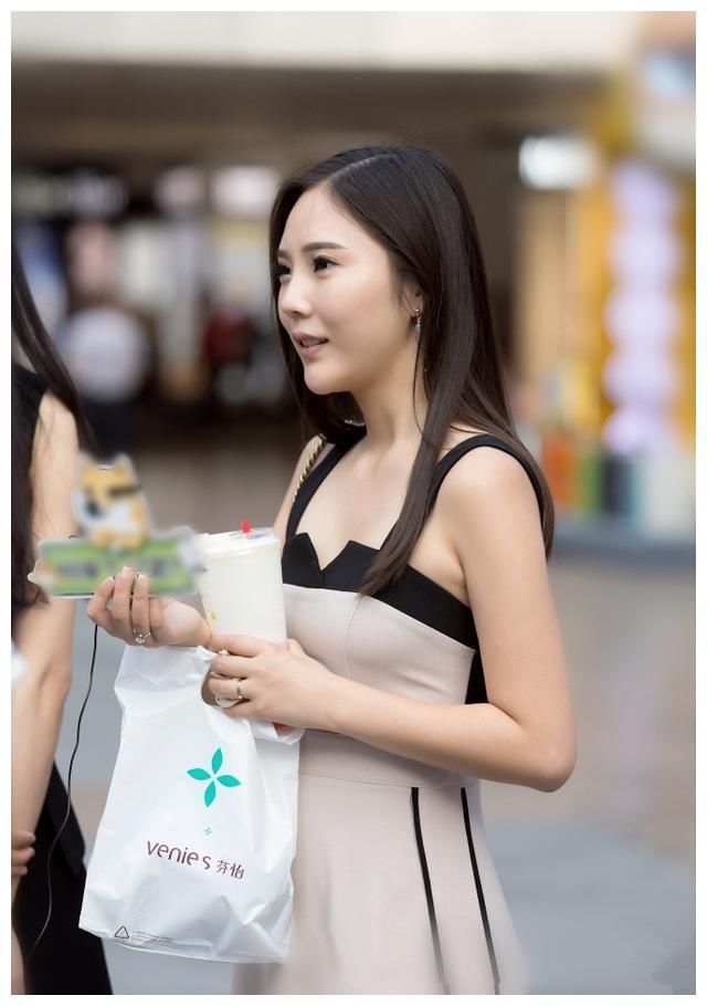 街拍：图5和图6都是千万身家白富美，你更喜欢哪一个