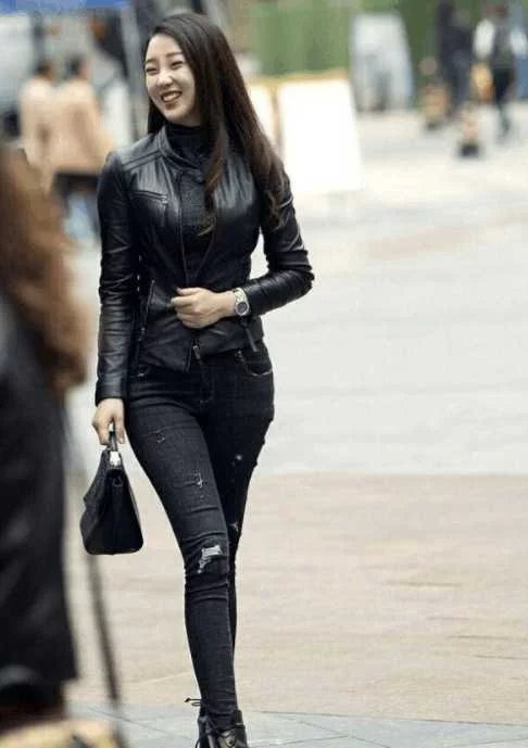 街拍：身穿紧身牛仔裤的小姐姐，一步一扭，实在是太甜了