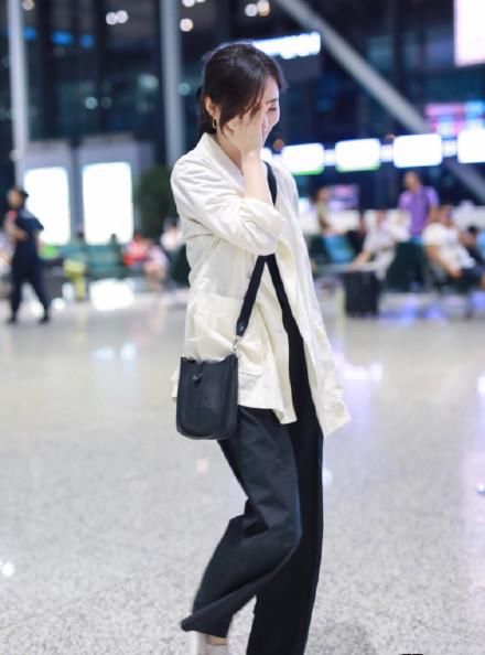 熊乃身穿西服外套+直筒裤现身，简单大方，网友:包包太丑了!