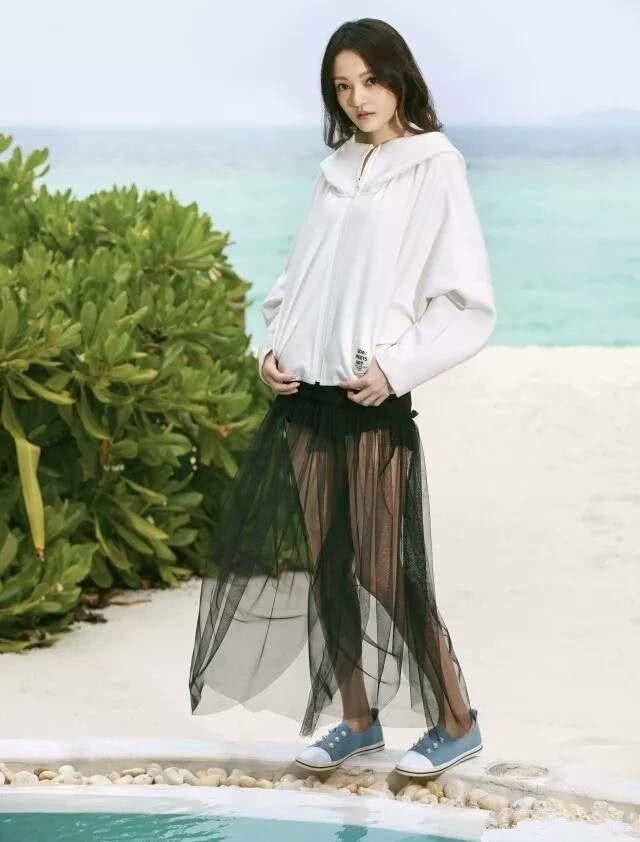 张韶涵难得性感一回，上身仅靠一根线遮重点，网友:没点安全感!