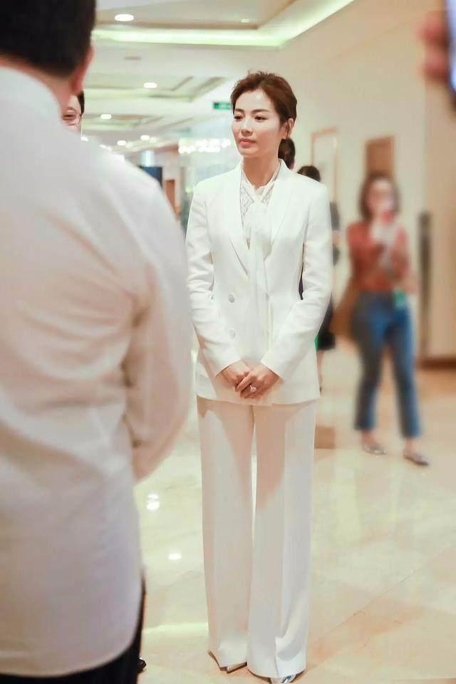 刘涛怎么没腰，腿还粗？看她平时都是高瘦美啊！网友：身材藏得好