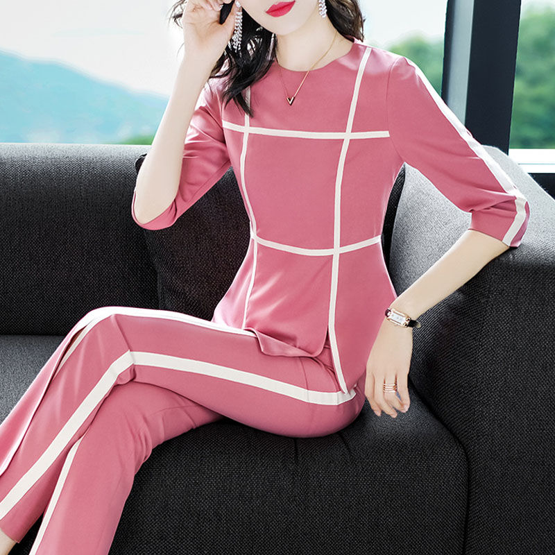 哇塞!新出炉喇叭裤套装，上身显瘦又年轻，老公夸我不像45岁