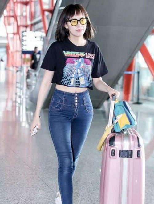 焦恩俊23岁女儿穿露脐装，网友：这刘海看起来还真是别扭