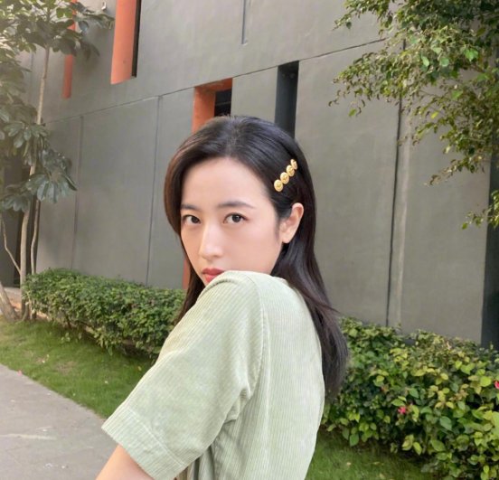  「时髦」牛油果色不会穿?看看这些街拍吧,照着穿就行,好看又时髦