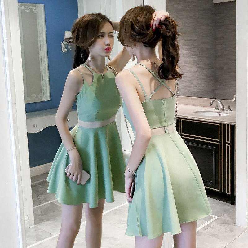 裸背到沙滩度假才是时尚，性感迷人得不要不要的，美的倾国倾城