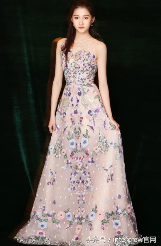 关晓彤这腿也是绝了！毫无修图都秒杀大批女星，脚上竟还穿着拖鞋