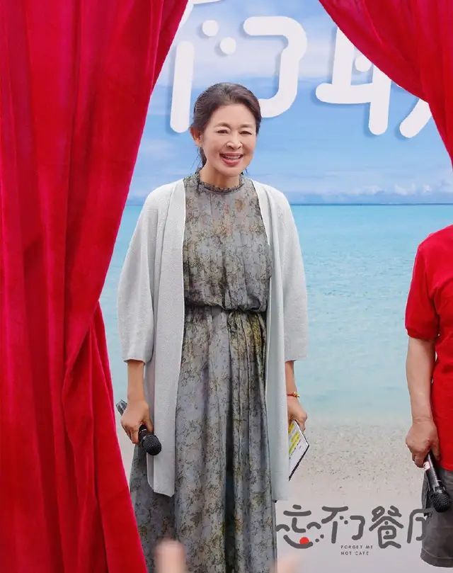 [ 精气神]皱纹爬满了脸，但精气神十足！，倪萍眼皮塌陷笑容却灿烂
