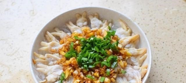  把蛏子■春天，这菜要常吃，蒸一蒸味道特鲜美，营养大脑，全家人受益
