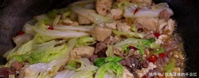  切成■白菜炖豆腐，先炒豆腐还是炒白菜？厨师长教你最正确做法，太香了
