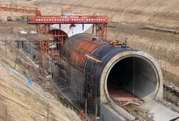 黄河底下建设伟大工程