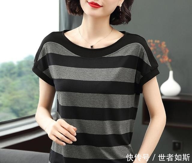 「女人」女人不管什么年龄,建议多穿这百变的条纹衫,内外百搭又洋气