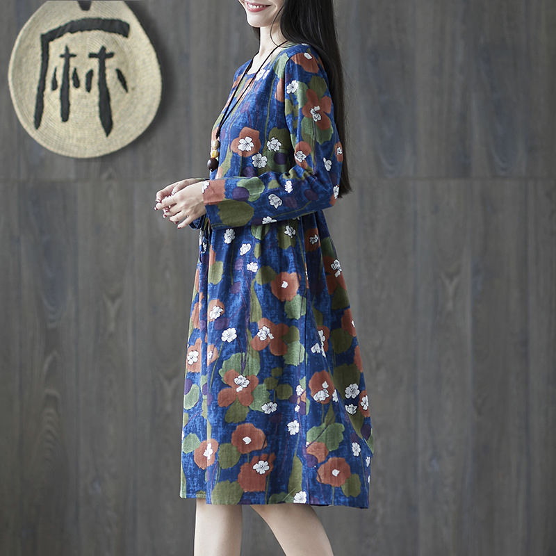 50岁的婆婆，真会打扮!都穿连衣裙和小衫，搭配高跟鞋，太美嫩