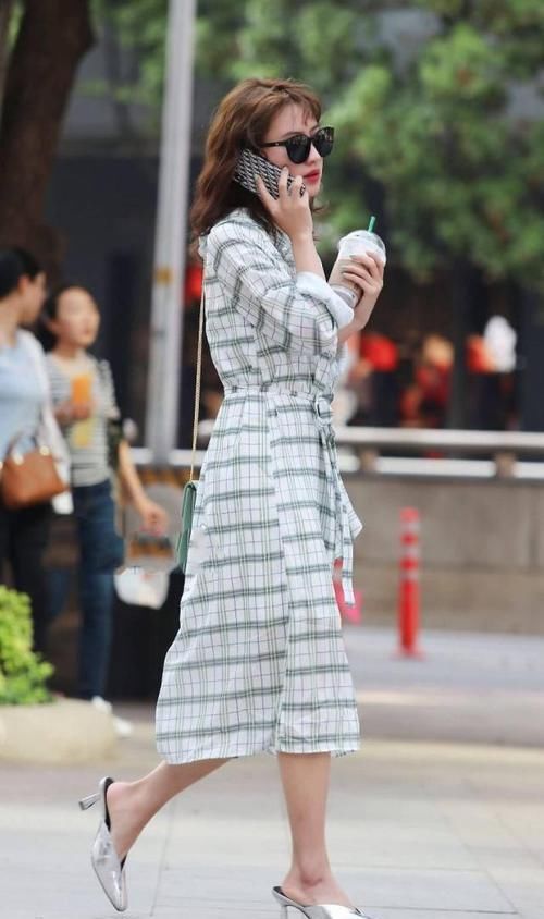  #优雅#街拍：小姐姐清爽的白色连衣裙很显优雅气质，尽显曼妙的好身姿