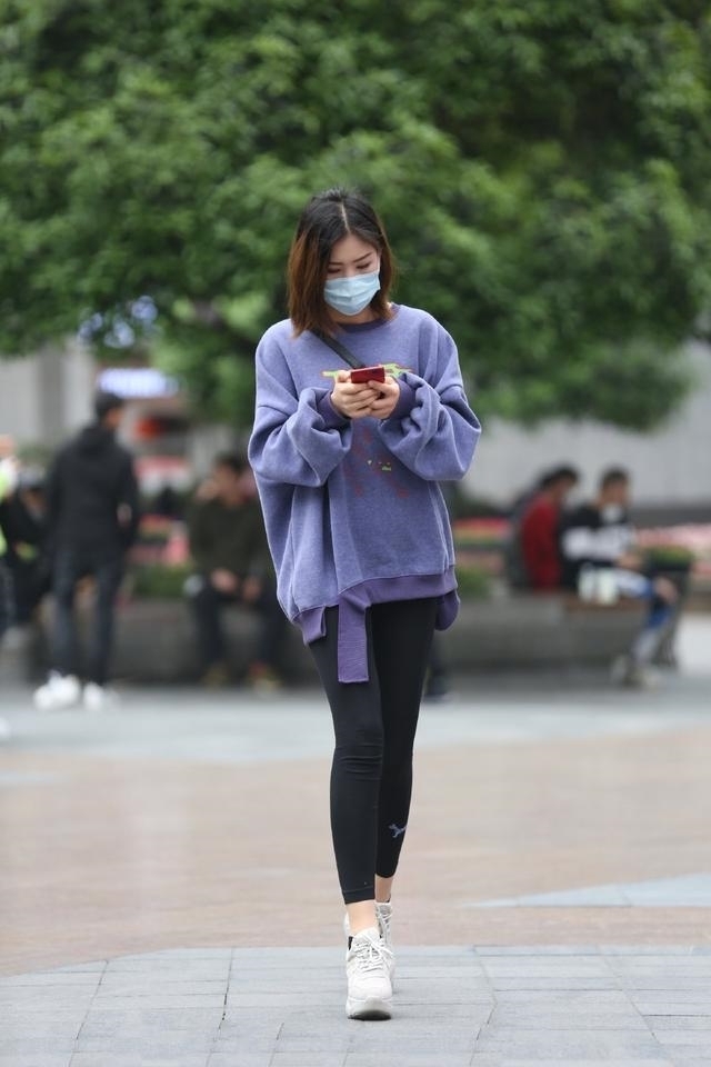 美女|路人街拍,小姐姐甜美又可爱,穿着黑色立领短裙,简洁又大方