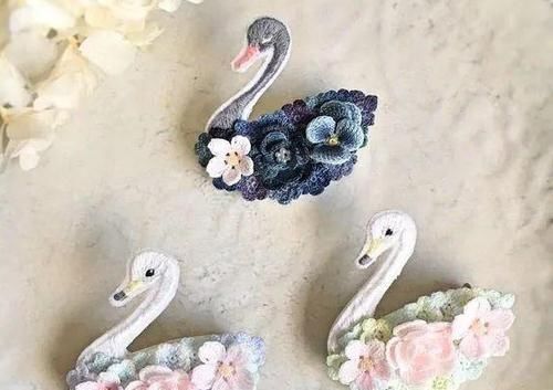  #胸针#外网的钩针小花好美，编织朵小花，做一个春天的胸针！DIY手工