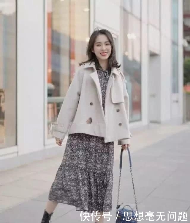  [紧身裤]建议小个子女生：别总穿棉服＋紧身裤，2020流行这样穿很显高