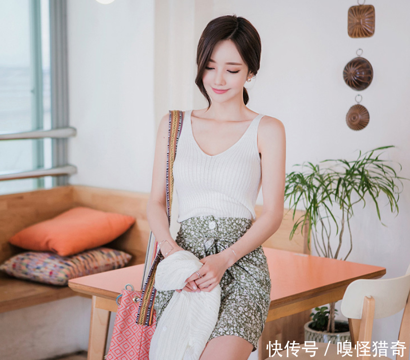 傲人曲线的紧身裙美女，精致搭配尤为抢眼！