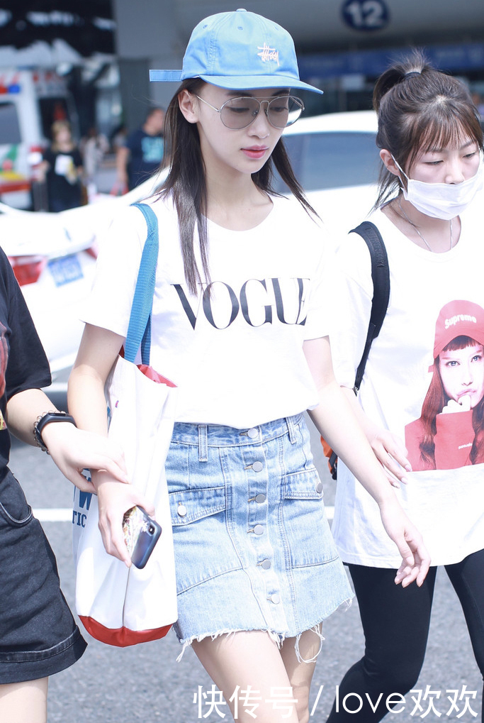 鞠婧祎短裙系五扣算什么！吴谨言直接系六扣，网友：人瘦就是任性