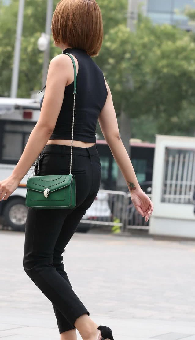 小姐姐紧身裤裹出肥硕臀线，爱抽香烟，带着一缕不羁的韵味