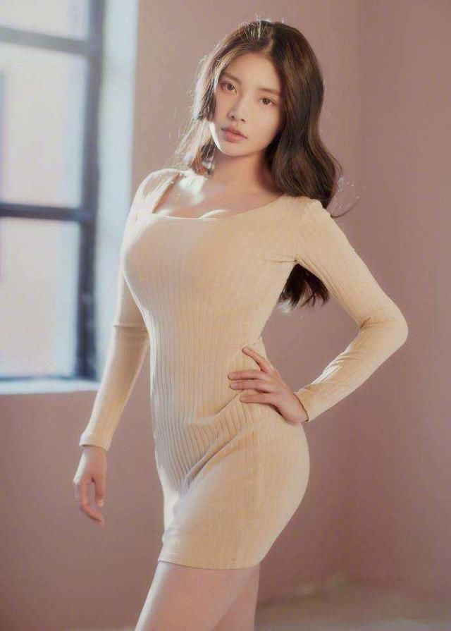 大嫂徐冬冬现身机场，大秀身材，果然漂亮的女人穿啥都好看