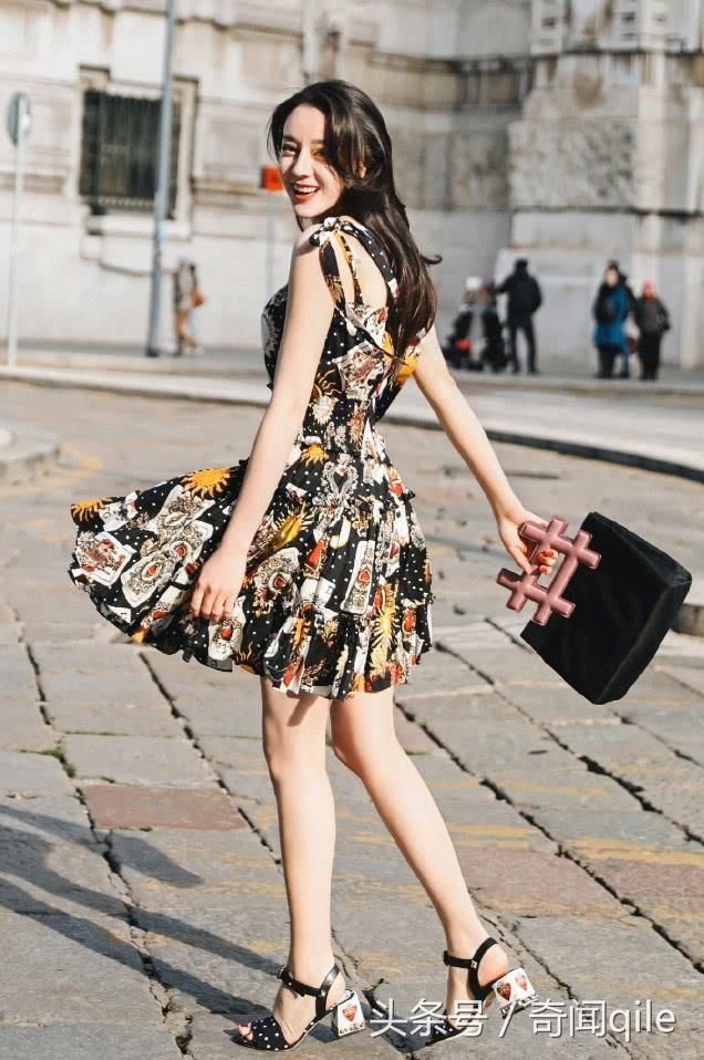 迪丽热巴美出新高度，一袭吊带碎花裙秀完美身材，鞋跟超级显眼！