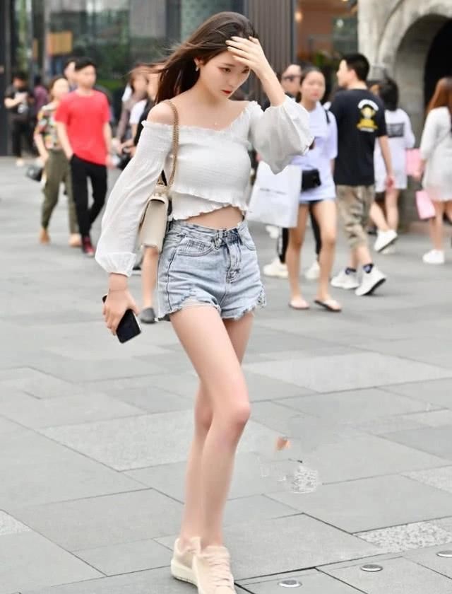  「skr」灰白色椰子鞋不潮了，“樱花粉”成潮人新宠，穿出街甜skr人