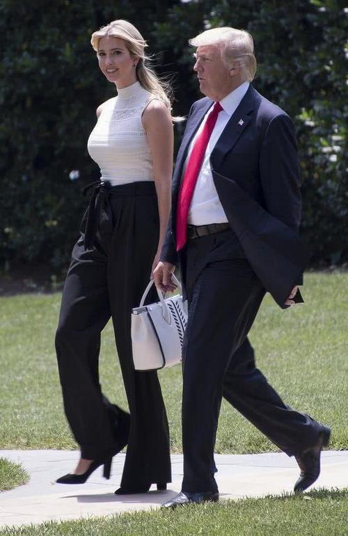 身高180cm的伊万卡会“装”！着装气场十足，老爹和安倍如同跟班