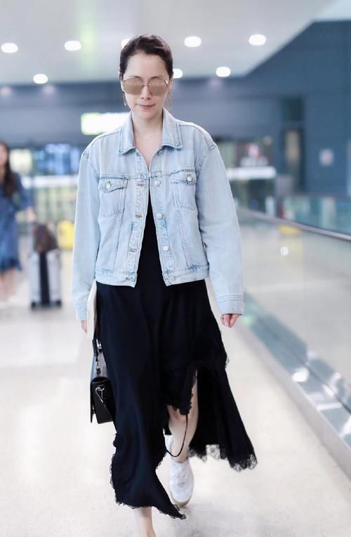  #女人#海青实力装嫩，牛仔外套内搭连衣裙女人味十足，优雅少女非常减龄