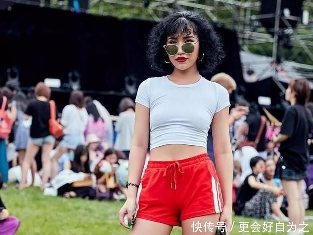  『美女』街拍：百看不厌的美女，丰盈饱满韵味十足，凸显优美身材
