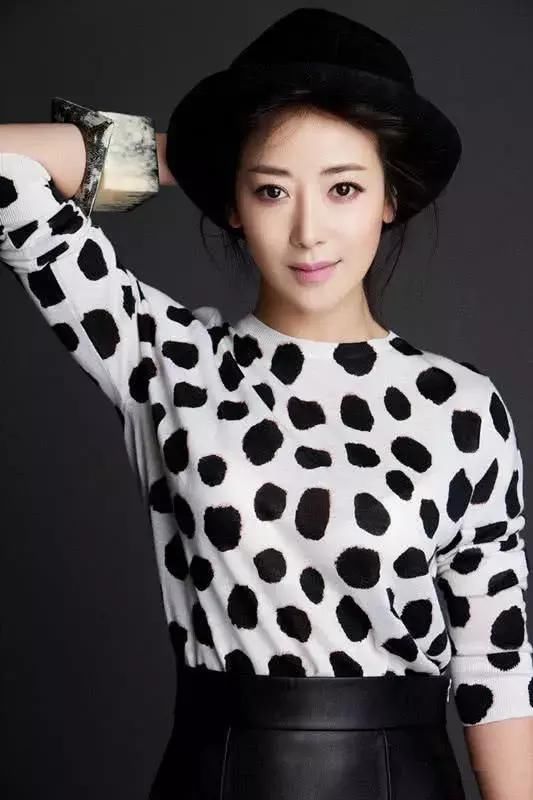 陈紫涵黑白配吊带裙，大秀傲人上围，侧面照看着好假