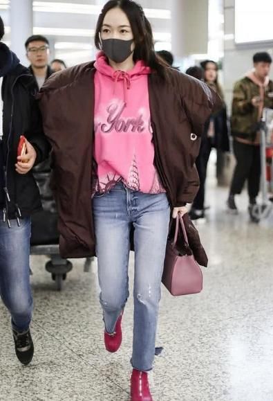 38岁董洁跟霍思燕一同现身机场，网友：少女跟大妈的区别一目了