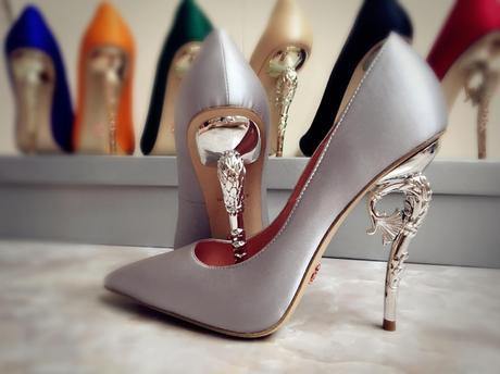 高跟鞋+短裙？高跟无能的人都转投平底鞋了，一点不差！