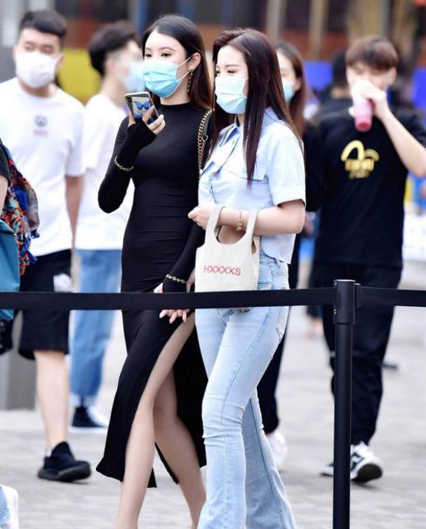  秋月|街拍：皎若秋月的美女，一件白色短袖配漏洞牛仔裤，时尚靓丽气息