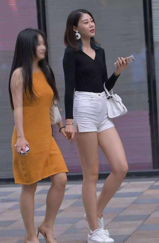 街拍：小姐姐五官精致，黑色长袖搭配白色热裤，非常靓丽迷人