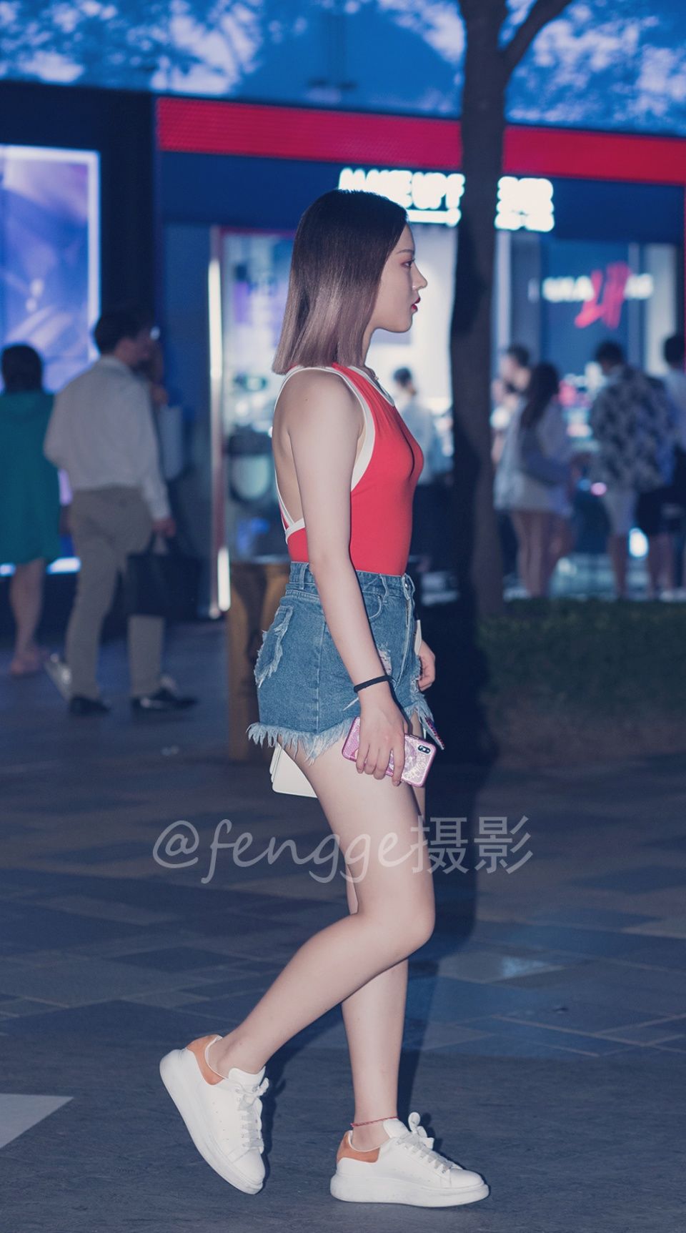 街拍：微胖小美女的红背心、蓝热裤的撞色搭配很吸睛