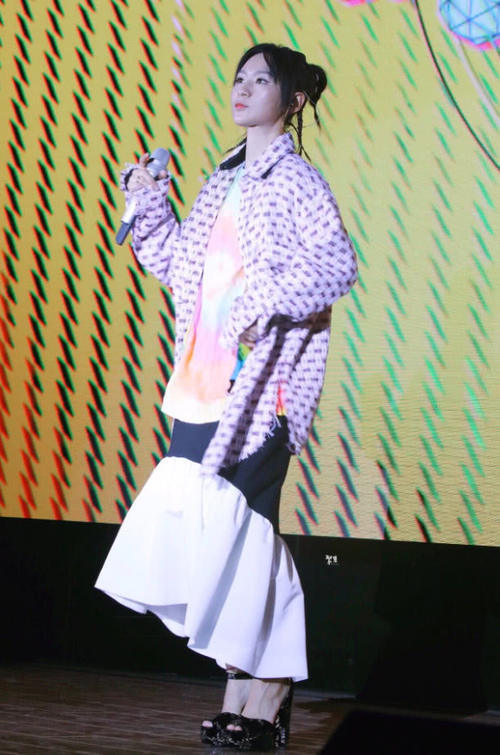 整容已经不算啥了，周笔畅只不过换了一个发型，还以为她变性了！