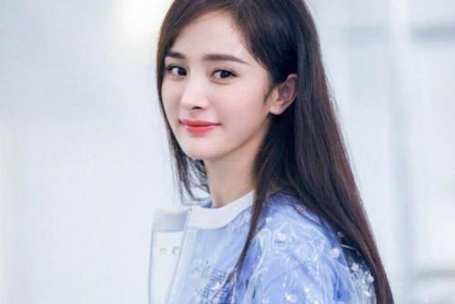 杨幂穿天价雨衣现身，手提两万价格包包，网友：富人的生活搞不懂