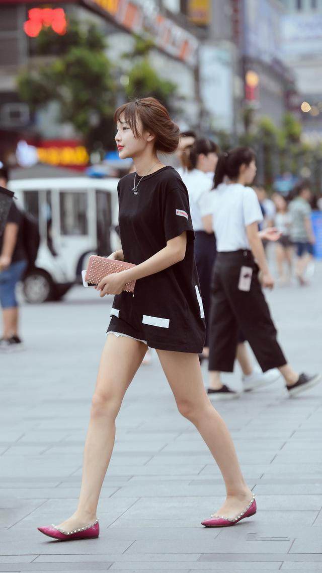 街拍：娇俏甜美长腿的小姐姐，穿着清凉活泼俏皮！