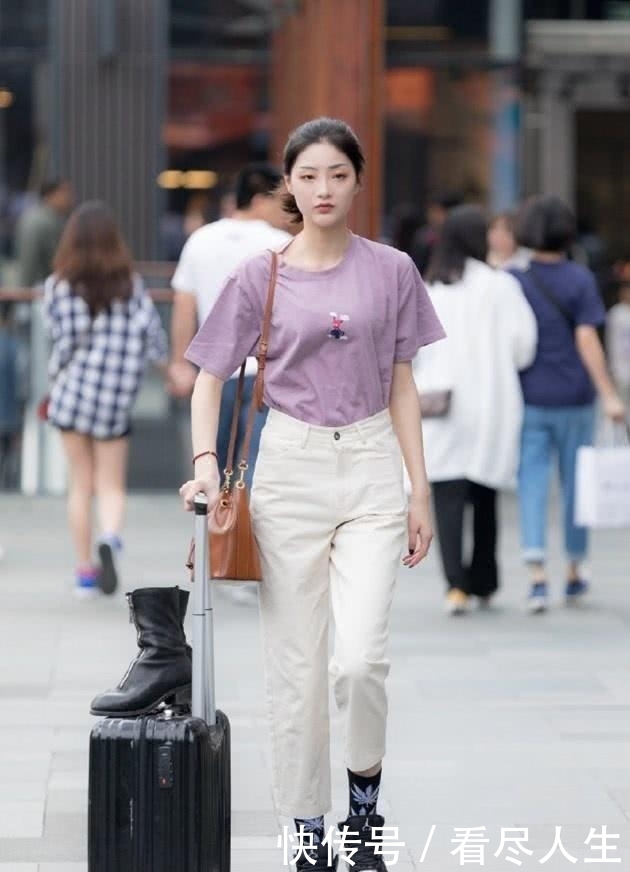 『感觉』简约又不乏时尚的美,淑女范的牛仔裤搭配,尽显你潇洒的一面