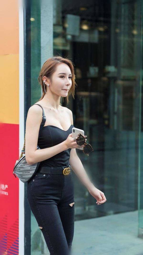 穿搭清凉吊带的美女：绽放出气息不减的青春活力，楚楚动人！