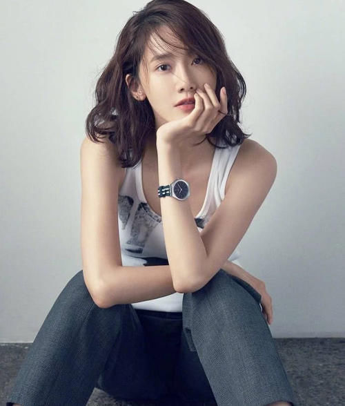 韩国林允儿，简单的牛仔外套，穿出了清新淑女素雅美！