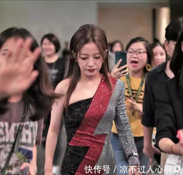 赵薇也老了 出席节目只能用用墨镜掩饰粉底都遮不住的眼袋!