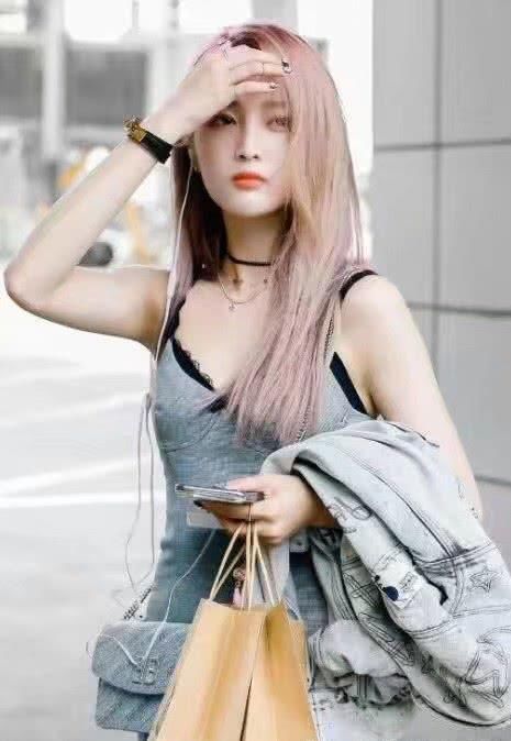 # 家当#全身家当好几万，腰间挎包够我吃一年，吴宣仪紧身裙大秀身材
