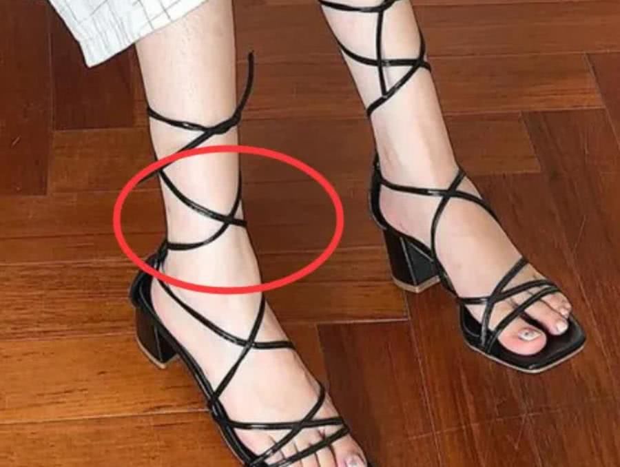 变形|00后的女生，尽量别穿这几种鞋子，伤脚还容易让脚变形！
