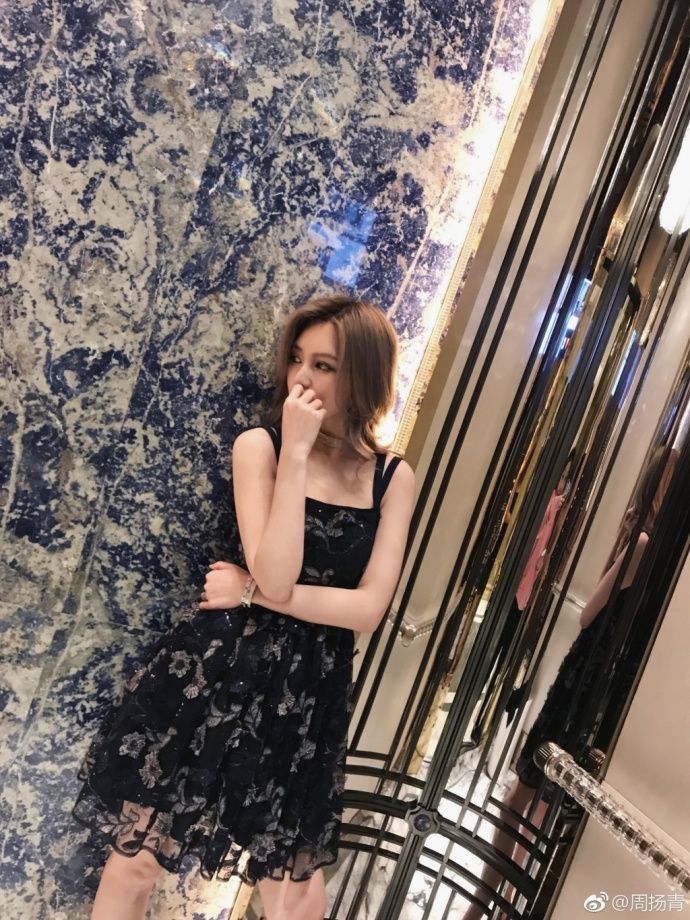 罗志祥女友周扬青晒出一组美照,吊带印花纱裙露出水嫩肌肤