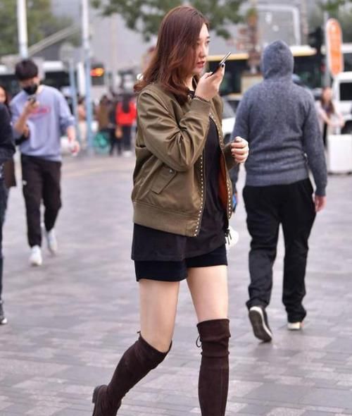  #a932#街拍：丹唇外朗的美女，一件黑色短袖配浅色牛仔裤，时尚活力气质