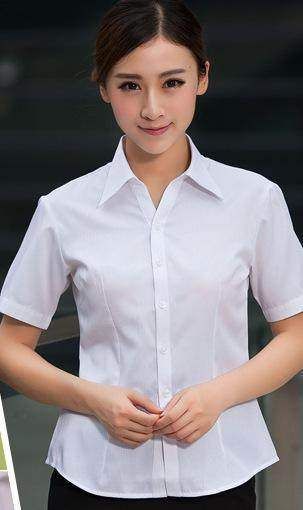 川普女儿穿着人手一件的白衬衫开会竟超显大牌，不愧曾是世界名模