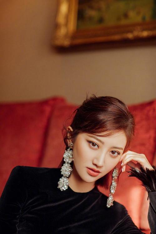 景甜纽约时装周看秀造型曝光，网友：整条街上最酷！