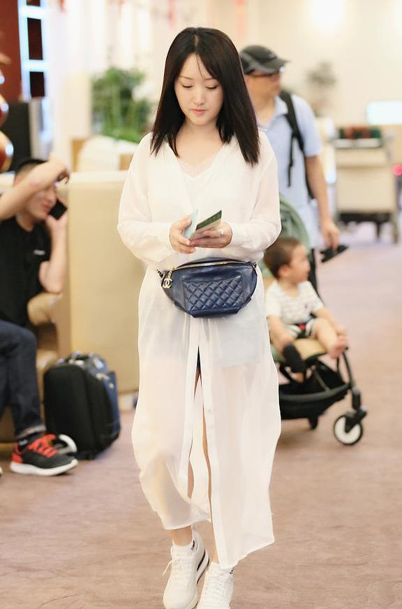 47岁杨钰莹好嫩，穿一件白色长裙美回少女，网友：只有27岁吧！