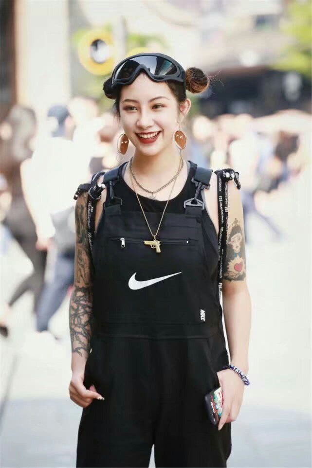 街拍：穿着个性时尚的高颜值小姐姐，穿着时尚大胆光鲜青春靓丽！